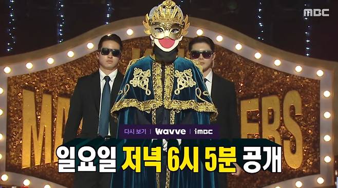 MBC '복면가왕' 518회에 8인의 새로운 복면 가수가 등장해 가왕 '백발백중 명사수'에게 도전한다. 9연승 가왕 '꽃보다 향수' 정준일이 판정단으로 첫 출연해 날카로운 추리력과 반전 매력을 선보인다. 테이로 추정되는 ‘백발백중 명사수’의 정체는 누구일지 '복면가왕'에서 공개될지 관심을 모은다. '복면가왕' 단풍 여행, 수학여행, 앞집 팥죽 붉은 팥 풋팥죽, 깐 콩깍지 안 깐 콩깍지, 어린이 바른 생활, 직장인 탐구 생활, 할래 말래, 울까 말까, 복면 가수 8인의 정체에도 관심이 모인다.