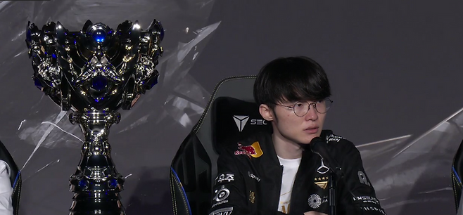 '페이커' 이상혁이 9일 중국 청두에서 열린 2025 리그 오브 레전드 월드 챔피언십(롤드컵) 결승전 경기 종료 후 기자회견에 참석해 취재진의 질문에 답변하고 있다. 온라인 기자회견 캡처.