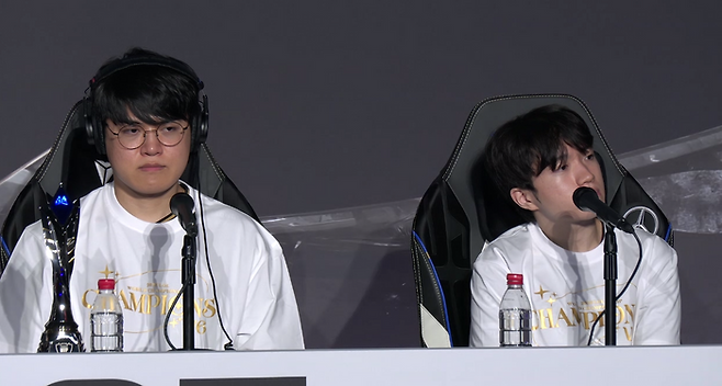 '구마유시' 이민형(왼쪽)과 '케리아' 류민석이 9일 중국 청두에서 열린 2025 리그 오브 레전드 월드 챔피언십(롤드컵) 결승전 경기 종료 후 기자회견에 참석해 취재진의 질문에 답변하고 있다. 온라인 기자회견 캡처.