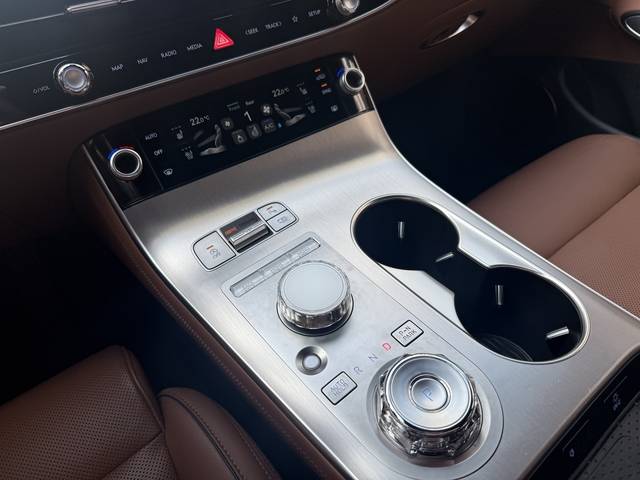 크리스털 디자인의 전자식 변속 다이얼이 적용된 GV70 내부. 임주희 기자