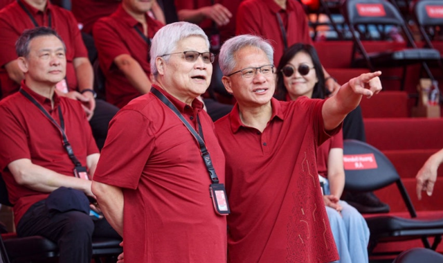 젠슨 황(오른쪽) 엔비디아 최고경영자(CEO))와 웨이저자(魏哲家) TSMC 회장. AFP=연합뉴스