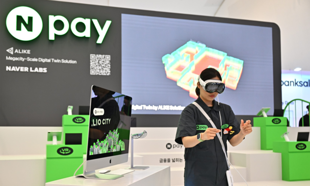 핀테크 행사에서 시연한 VR 매물 투어. 네이버 제공