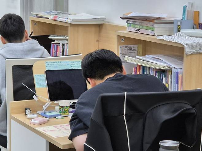 수능을 4일 앞두고 실전 감각을 기르기 위해 모의고사를 풀고 있는 수험생. 사진=김예지 기자