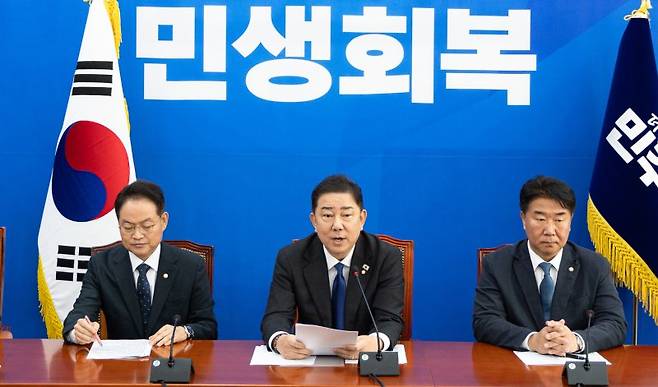 김병기 더불어민주당 원내대표가 9일 서울 여의도 국회에서 열린 기자간담회에서 모두발언하고 있다. 뉴스1