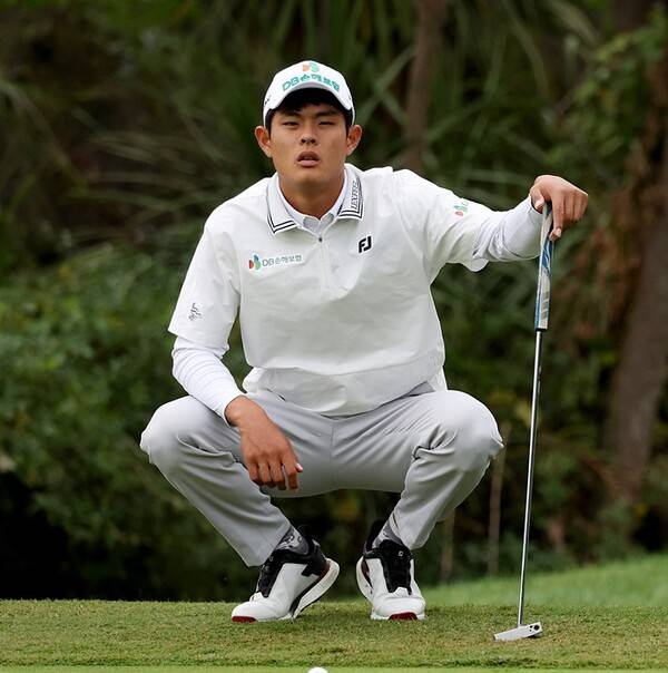 2025년 한국프로골프(KPGA) 투어 시즌 최종전 'KPGA 투어챔피언십 인 제주' 우승 경쟁에 뛰어든 장희민 프로가 3라운드에서 경기하는 모습이다. 사진제공=KPGA (사진을 무단으로 사용하지 마십시오.)