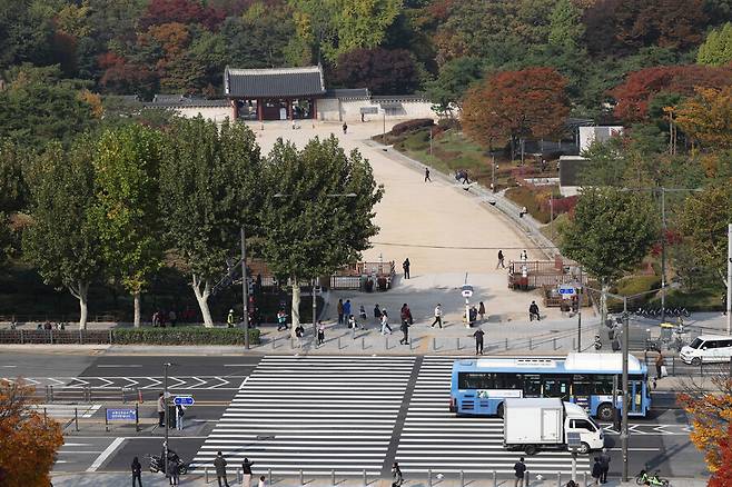 세운4구역 재개발로 인해 종묘 경관에 부정적 영향이 갈 우려가 제기되는 가운데 6일 오후 서울 종로구 한 아파트에서 내려다본 종묘 일대의 모습. 김영원 기자 forever@hani.co.kr