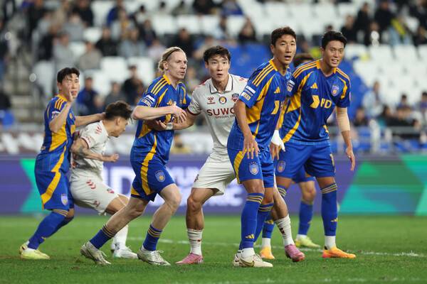 울산 HD의 루빅손(왼쪽 세번째)이 9일 문수축구경기장에서 열린 K리그1 수원FC와 경기에서 몸싸움하고 있다. 한국프로축구연맹 제공