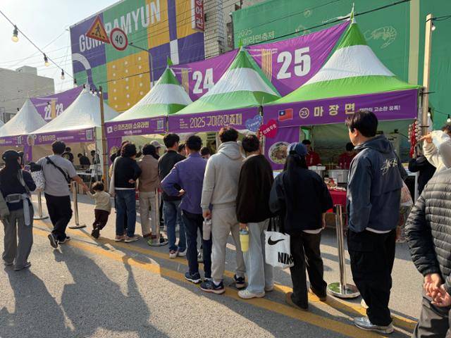 7일부터 사흘 동안 경북 구미시에서 열린 '2025 구미라면축제'에 참여한 시민들이 새로운 라면을 맛보기 위해 줄을 서고 있다. 모바일 주문이 가능해 줄을 서지 않고도 라면을 주문할 수 있다. 구미=안아람 기자