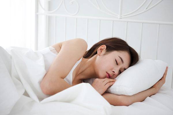 옆으로 누워 잘 때 개인의 몸 상태에 맞게 방향을 조절하는 게 좋다./사진=클립아트코리아