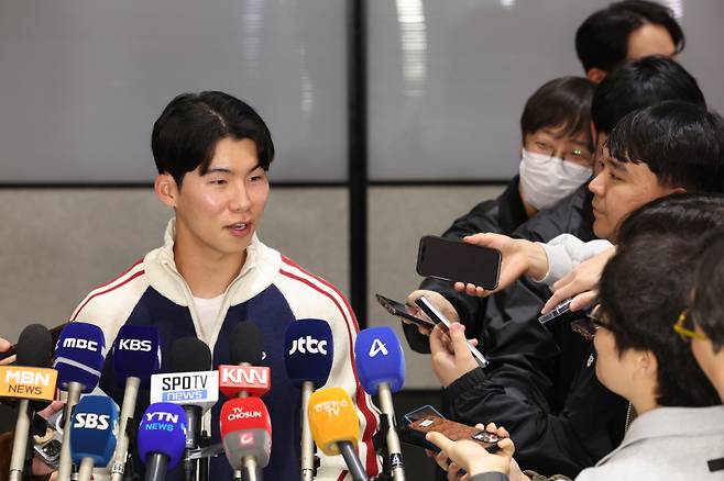 <yonhap photo-5324="">메이저리그(MLB) 월드시리즈에서 우승한 로스앤젤레스 다저스의 김혜성이 6일 인천국제공항을 통해 귀국해 취재진의 질문에 답하고 있다. 연합뉴스</yonhap>