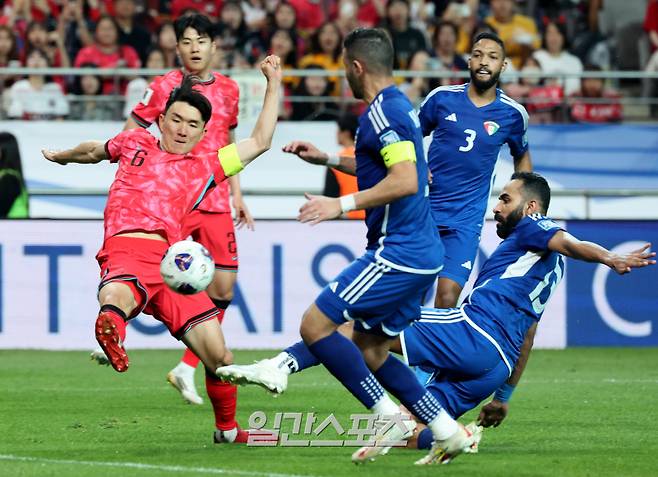 11회 연속 월드컵 본선 진출을 확정지은 대한민국 축구대표팀이 10일 오후 서울 마포구 서울월드컵경기장에서 2026 FIFA 북중미 월드컵 아시아지역 3차 예선 최종전 쿠웨이트와의 경기를 가졌다. 후반 황인범이 상대 문전에서 공을 다투고 있다. 상암=김민규 기자 mgkim1@edaily.co.kr /2025.06.10/