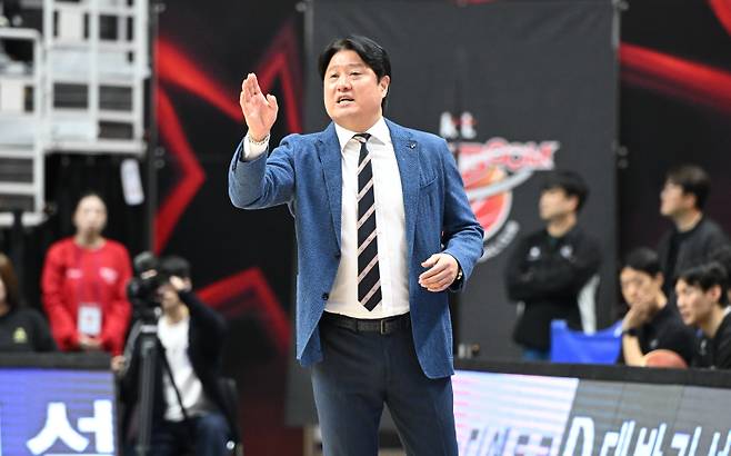 9일 수원 KT 소닉붐 아레나에서 열린 KT와 소노의 경기. 선수들에게 작전을 지시하는 문경은 KT 감독. 사진=KBL