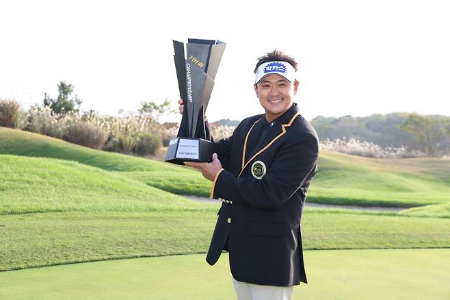 <yonhap photo-3543="">박상현이 9일 제주도 서귀포시 테디밸리 골프앤리조트에서 열린 한국프로골프(KPGA) 투어 챔피언십 인 제주에서 우승을 차지한 뒤 기념 촬영하고 있다. 사진=KPGA 제공</yonhap>