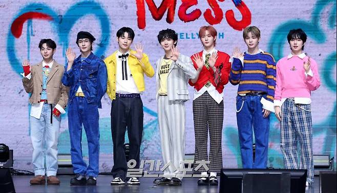 그룹 이븐의 네번째 미니앨범 '핫 메스(HOT MESS)' 발매기념 미디어쇼케이스가 10일 오후 서울 광장동 예스24라이브홀에서 진행됐다. 멤버들이 포토타임동안 단체로 포즈를 취하고 있다. 김민규 기자 mgkim1@edaily.co.kr /2025.02.10/