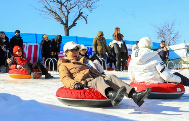 ▲ 사진은 2025년 산천어축제에서 방문객들이  얼음썰매를 즐기는 모습.