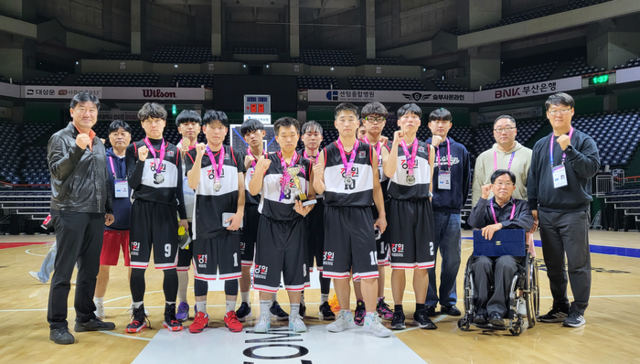 ▲ 강원도장애인종합복지관(관장 엄정호) 해냄대학 스포츠대학 농구팀 ‘반비위너스’가 제45회 전국장애인체육대회에서 농구부문 준우승을 차지했다.