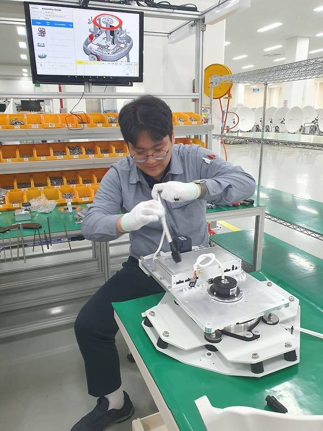 한태수 사원이 메인 부분을 조립 중이다. 평택=윤현주 기자