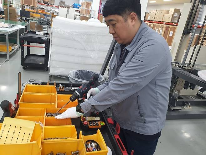 김춘호 반장이 VSAT 볼트 조립을 하고 있다. 평택=윤현주 기자