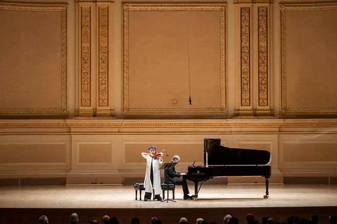 Kyung Wha Chung and Kevin Kenner (c) 카네기홀, photo by_Stephanie Berger