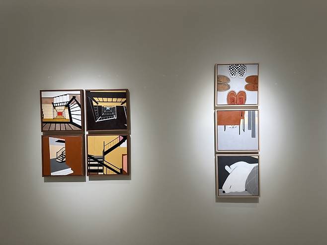 작업실 계단을 수없이 오르내리며 다양한 각도에서 바라본 장면을 포착한 Stair 시리즈(2024, 왼쪽)와 현관 앞 신발들이 마치 파티를 하는 듯한 상상력을 담은 작품 Party(2024), 작가의 반려견 조슈아를 그린 Joshua(2024). /강은영