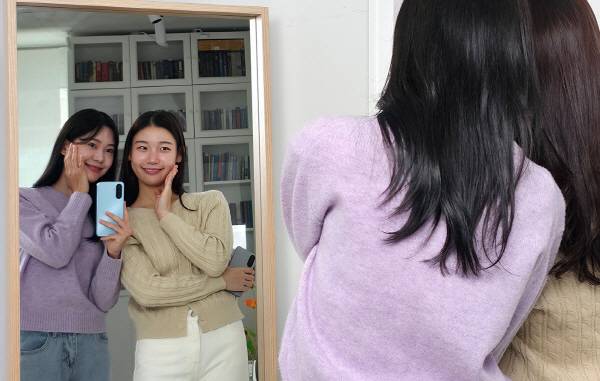 삼성전자 모델이 ‘갤럭시 A17 LTE’로 거울 셀피를 촬영하는 모습. 삼성전자 제공