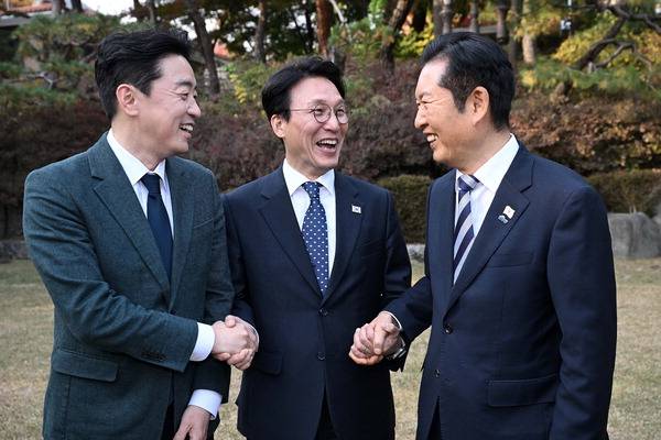 고위 당정대 협의회가 9일 서울 국무총리 공관에서 열려 강훈식(왼쪽부터) 대통령 비서실장과 김민석 국무총리, 더불어민주당 정청래 대표가 활짝 웃으며 인사하고 있다.  김정록 기자