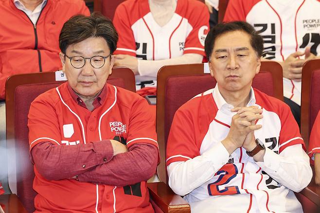 People Power Party lawmakers Kweon Seong-dong, left, and Kim Gi-hyeon watch the election ballot count program at the National Assembly, western Seoul, on June 3, the day of Korea's presidential election. [LIM HYUN-DONG]