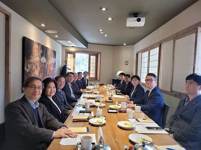 태여연 관계자들이 이날 기자회견에 앞서 서울 광화문의 모처에서 정은경(오른쪽에서 세 번째) 장관 등 보건복지부 관계자들과 면담하고 있다. 태여연 제공