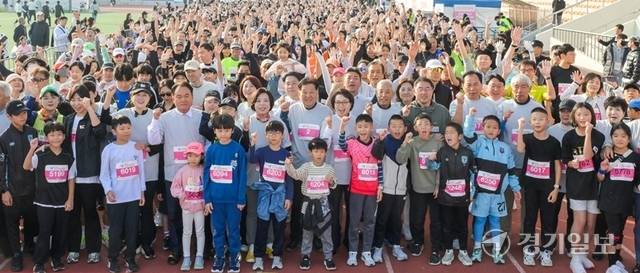 신계용 과천시장과 하영주 과천시의회 의장, 신항철 경기일보 대표이사 회장, 정정균 과천시체육회장, 최기식 국민의힘 의 왕과천 당협위원장, 시·도의원 등이 참가자들과 기념촬영을 하고 있다. 조주현·윤원규기자