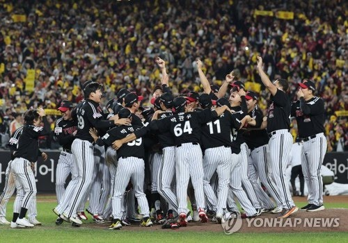 LG 선수들이 우승을 자축하고 있다. [연합뉴스]