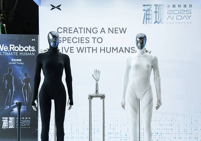5일 중국 광둥성 광저우에서 열린 2025 AI 데이 행사에서 샤오펑의 휴머노이드 로봇 2세대 아이언을 허샤오펑 CEO가 설명하고 있다. 샤오펑은 인공지능 칩 튜링 을 탑재한 해당 로봇을 내년 1000대 규모로 양산할 계획이다. 이 로봇은 인간형 척추 구조를 바탕으로 82개 관절을 정밀 제어해 사람처럼 걷고 움직인다. [샤오펑]