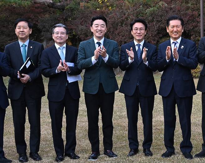 9일 서울 종로구 총리공관에서 열린 고위 당정협의회 회의에 앞서 참석자들이 박수를 치며 기념촬영을 하고 있다. 왼쪽부터 구윤철 경제부총리 겸 기획재정부 장관, 김용범 대통령실 정책실장, 강훈식 대통령실 비서실장, 김민석 국무총리, 정청래 더불어민주당 대표.  한주형 기자