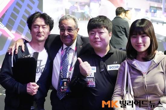 시상식에서 조명우 선수가 파룩 바르키 회장 등과 기념촬영하고 있다. (왼쪽부터) 조지언(조명우 선수 아버지) 바르키 회장, 조명우, 용현지(조명우 선수 여자친구).