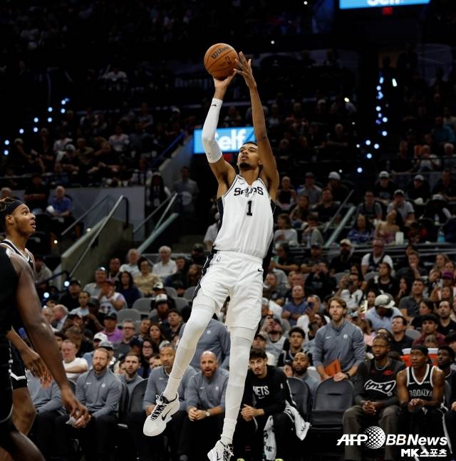 ‘CBS 스포츠’는 “지금의 웸반야마가 무서운 건 이 모든 것이 그저 플루크로 보이지 않는다는 것이다. 그는 3점슛 시도를 줄였으나 대신 페인트존 공격에 집중하고 있다. 이로 인해 단일 시즌 최다 덩크 기록을 경신할 페이스를 보이고 있다”며 “웸반야마는 사실상 멈출 수 없는 존재가 됐다”고 전했다. 사진=AFPBBNews=News1