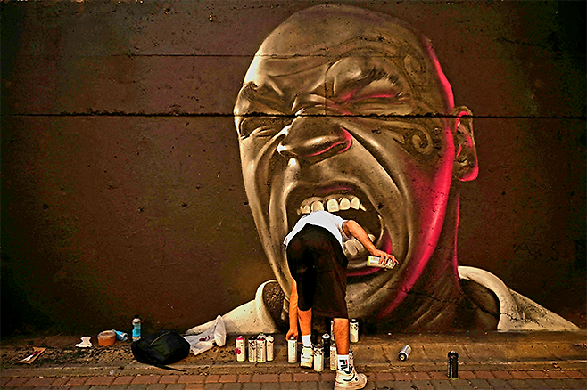 이탈리아 아티스트 Abser가 2025년 8월 코소보 프리슈티나 국제 그라피티 페스티벌 Meeting Of Styles에서 마이크 타이슨을 묘사한 작품을 작업하고 있다. 사진=AFP=연합뉴스 제공