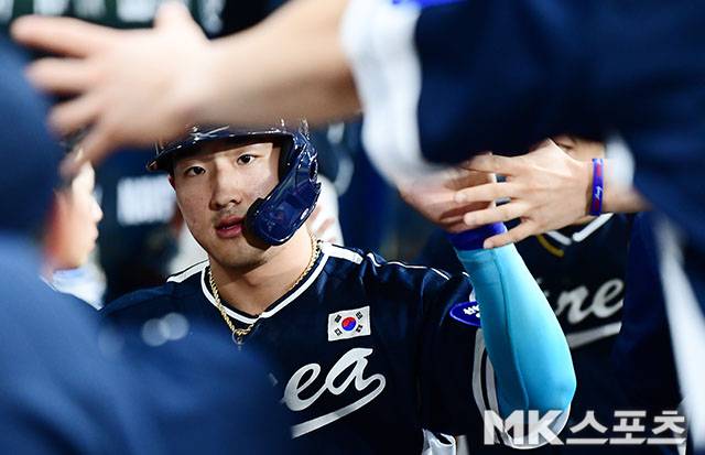 9일 오후 서울 고척스카이돔에서 ‘2025 NAVER K-BASEBALL SERIES’ 한국과 체코의 평가전이 열렸다. 6회초 2사 만루에서 대표팀 문현빈의 적시타때 득점을 올린 안현민이 더그아웃 동료들과 하이파이브를 하고 있다. 사진(고척 서울)=김영구 기자