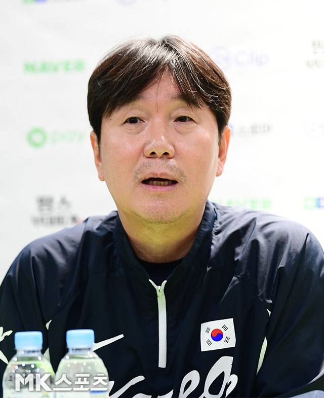9일 오후 서울 고척스카이돔에서 ‘2025 NAVER K-BASEBALL SERIES’ 한국과 체코의 평가전이 열린다. 경기에 앞서 대표팀 류지현 감독이 취재진들과 인터뷰를 갖고 있다. 사진(고척 서울)=김영구 기자
