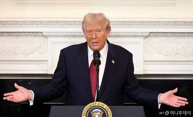 (워싱턴DC 로이터=뉴스1) 류정민 특파원 = 5일(현지시간) 미국 연방 정부 셧다운(운영중단)이 역대 최장인 36일째에 접어든 가운데 도널드 트럼프 미국 대통령이 워싱턴DC 백악관에서 열린 공화당 상원 의원들과의 조찬 간담회에서 연설하고 있다. 2025.11.05.  ⓒ 로이터=뉴스1  Copyright (C) 뉴스1. All rights reserved. 무단 전재 및 재배포,  AI학습 이용 금지. /사진=(워싱턴DC 로이터=뉴스1) 류정민 특파원