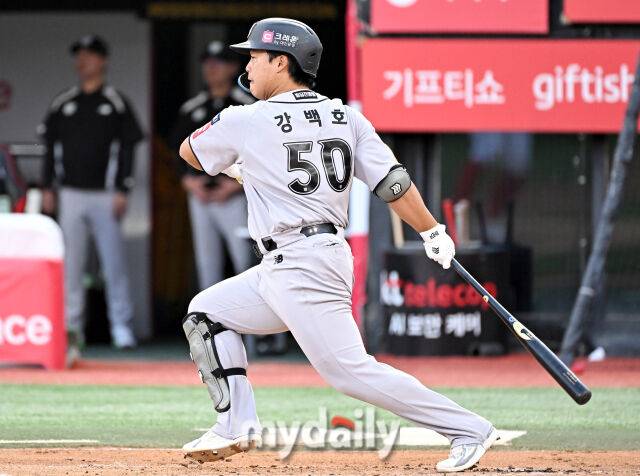 20일 오후 경기도 수원시 조원동 수원kt위즈파크에서 진행된 '2025 프로야구 KBO리그' kt위즈와 KIA타이거즈의 경기. kt 강밸호가 1회말 2사 1,3루서 1타점 적시타를 터뜨리고 있다./마이데일리