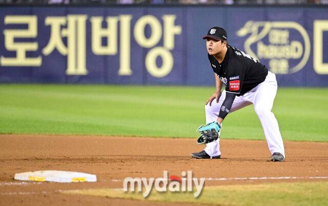 2025년 7월 31일 오후 서울 잠실구장에서 열린 '2025 신한 SOL뱅크 KBO 리그' KT 위즈와 LG 트윈스의 경기. KT 강백호가 6회말 1루수로 출전해 수비하고 있다./마이데일리