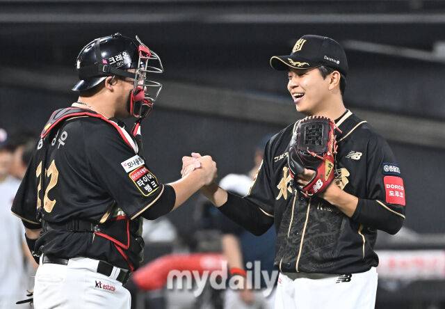 9일 오후 경기도 수원시 조원동 수원KT위즈파크에서 열린 '2025 프로야구 KBO리그' KT위즈와 두산베어스의 경기. KT 손동현과 장성우가 9회초를 무실점으로 막은 뒤 환호하고 있다. KT위즈가 8-1로 승리했다./마이데일리