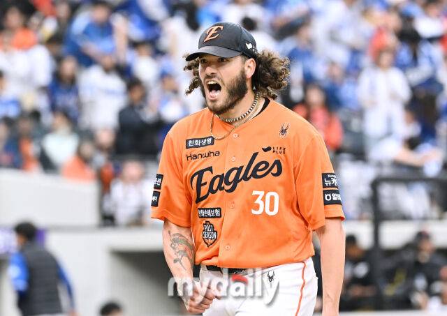 18일 오후 대전광역시 중구 대전 한화생명볼파크에서 진행된 '2025 프로야구 KBO리그 포스트시즌' 플레이오프(PO) 1차전 한화이글스와 삼성라이온즈의 경기 한화 폰세가 5회초를 무실점으로 막은 뒤 포효하고 있다./마이데일리