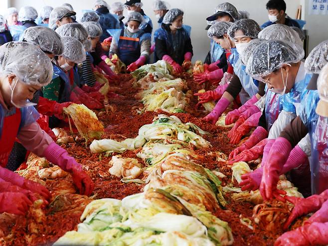 6일 서울 송파구 마천동주민센터에서 자원봉사자들이 ‘사랑의 김장나누기 행사’를 하고 있다. 이날 담근 김치 700상자는 관내 복지시설과 저소득 가정에 전달한다. [연합]