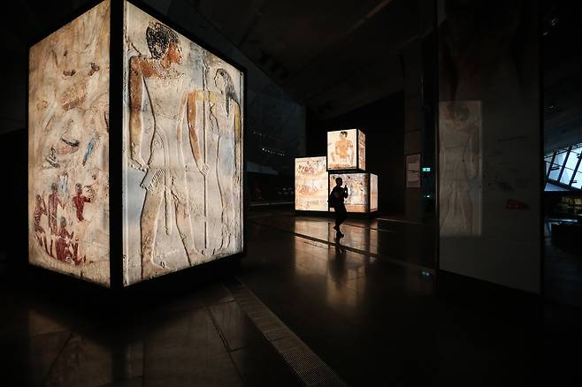 4일 이집트 기자에서 개관한 이집트 대박물관에서 사라들이 전시물을 관람하고 있다. [게티이미지]