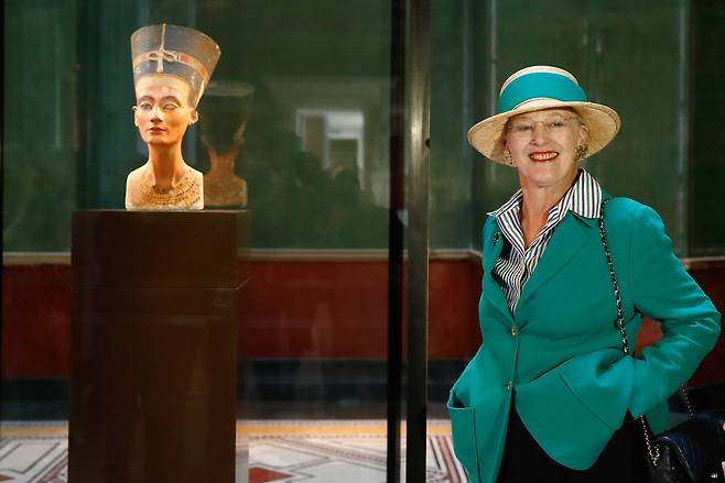 덴마크의 마르그레테 2세 여왕이 지난 2014년 독일 베를린에서 네페르티티 여왕의 흉상을 보고 있다. [게티이미지]