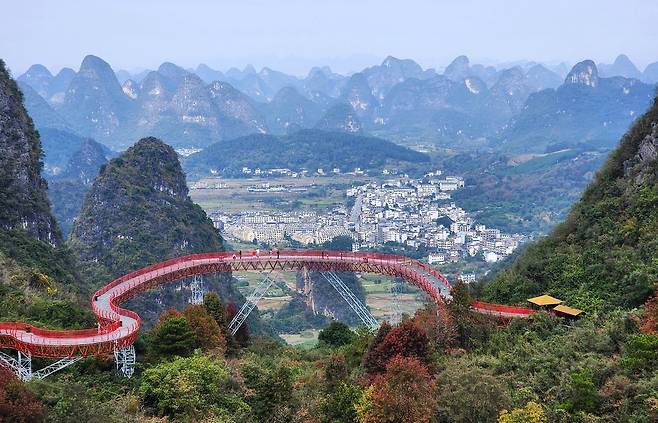 장가계의 경쟁도시로 불리는 계림 양삭 여의봉에서 내려다 본 천촌만봉