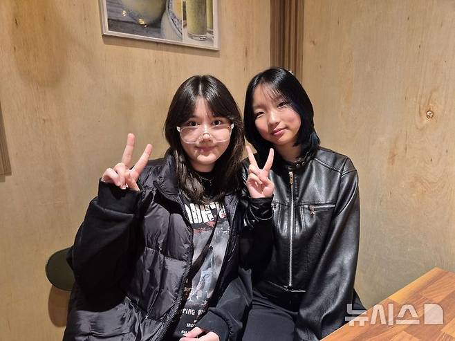 [서울=뉴시스] 이윤석 수습기자=31일 오후 경기 안산 자이언 고려인 대안학교. 자이언 대안학교 학생인 고려인 4세 마므키나 폴리나(왼쪽)와 신 따이시아가 뉴시스와 인터뷰를 하고 있다. 2025.10.31. leeys@newsis.com