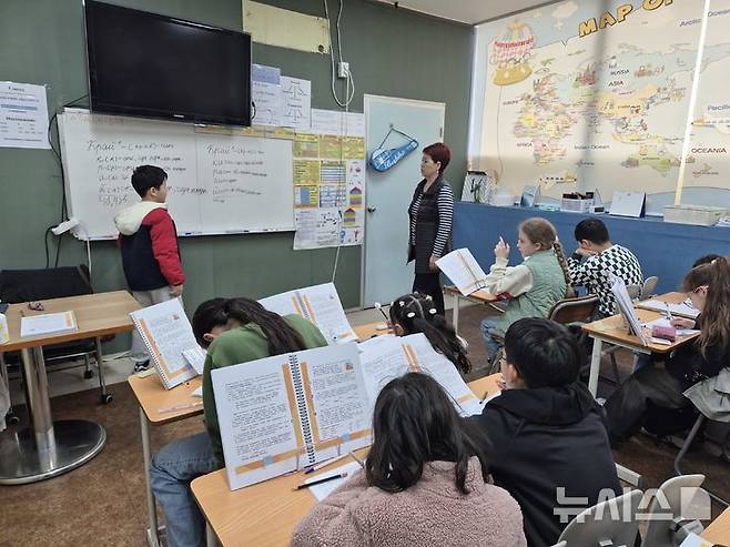 [서울=뉴시스] 이윤석 수습기자=31일 오후 경기 안산 자이언 고려인 대안학교. 러시아어반 4학년 학생들이 러시아어 수업을 듣고 있다. 2025.10.31. leeys@newsis.com