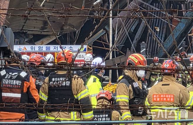 [울산=뉴시스] 배병수 기자 = 울산 남구 용잠동 한국동서발전 울산화력발전소 대형 구조물이 무너지는 사고 발생 나흘째인 9일 오전 소방관계자들이 현장에서 발견 된 작업자를 구급차로 이송하고 있다.2025.11.09.bbs@newsis.com.