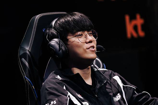 [청두(중국)=뉴시스] 9일 오후 중국 청두 동안호 스포츠파크 다목적체육관에서 열린 '2025 리그 오브 레전드(LoL) 월드 챔피언십' 결승전에서 '커즈' 문우찬(KT 롤스터)이 경기에 임하고 있다. (사진=라이엇 게임즈 제공)